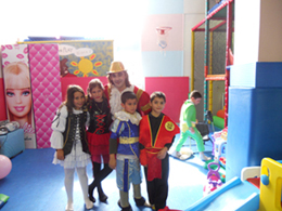 Παιδικό πάρτυ στον παιδότοπο πάρτυ σε παιδότοπο